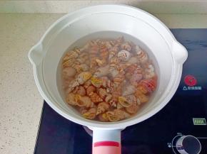 锅里水开后放入贝贝螺焯水。
