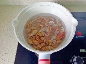 锅里水开后放入贝贝螺焯水。