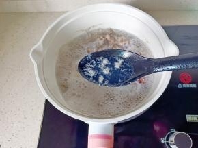 焯水期间撇去表面的浮沫。