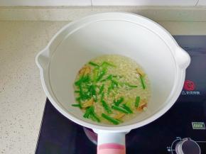 锅里放适量的食用油，放入葱姜蒜爆香。