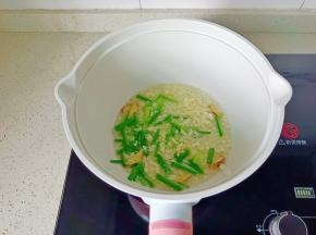 锅里放适量的食用油，放入葱姜蒜爆香。