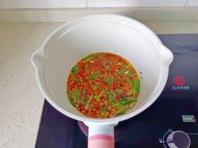 加辣椒粉炒出香味。