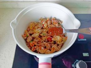 黄豆酱一勺翻炒均匀，加少许清水煮一分钟。