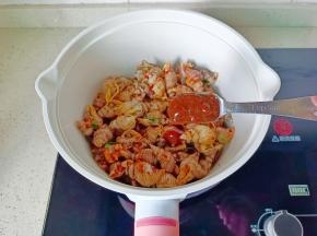 黄豆酱一勺翻炒均匀，加少许清水煮一分钟。