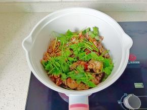 出锅前撒点爱吃的香菜翻炒均匀即可！