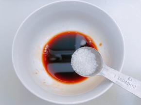 加入白糖和2勺清水搅拌均匀