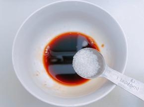 加入白糖和2勺清水搅拌均匀