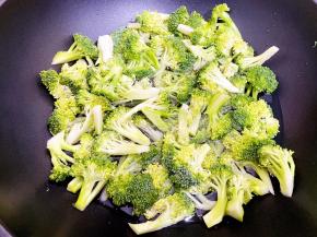 锅里烧水，水开后滴入几滴食用油，放入西兰花焯至断生后捞出放入碗里