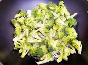 锅里烧水，水开后滴入几滴食用油，放入西兰花焯至断生后捞出放入碗里