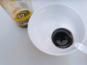 调一个料汁，碗里加入六月鲜轻12特级轻盐昆布酱油