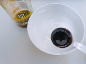 调一个料汁，碗里加入六月鲜轻12特级轻盐昆布酱油