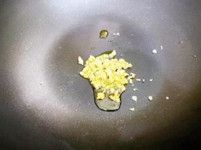 锅里加入少许植物油，放入蒜末爆香