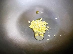 锅里加入少许植物油，放入蒜末爆香