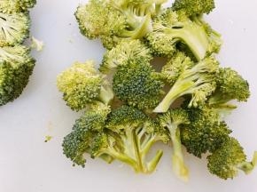 西兰花切成小朵，用淡盐水浸泡20分钟
