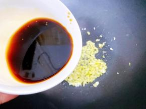 倒入调好的料汁