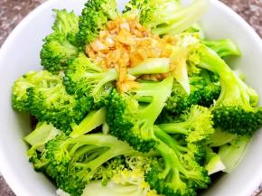 把炒好的料汁倒在西兰花上