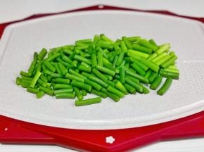 蒜苔洗净切小段。