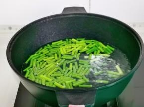 锅中加水烧开，下蒜苔段焯水40秒捞出过冷水。