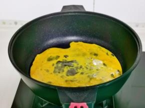 起油锅倒入打散的蛋液，煎熟铲碎盛出备用。