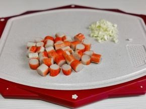 蟹柳切段，蒜切末。