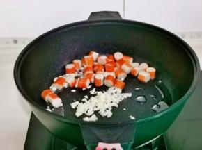 另起油锅，加入蒜末，蟹柳煸炒。