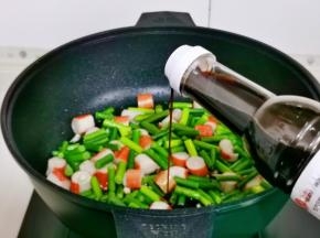 加入生抽翻炒。