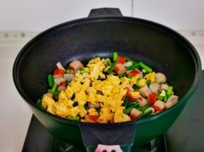 加入煎熟的鸡蛋。