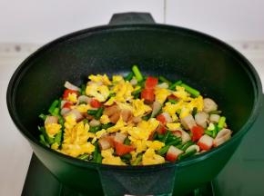 按个人口味加盐调味，快速翻炒均匀出锅。