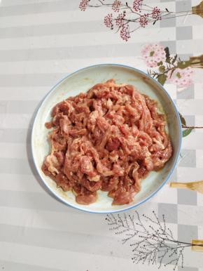 瘦肉洗净先切成片再切成丝，放入料酒，生抽，玉米淀粉，香油搅拌均匀腌制10分钟左右！