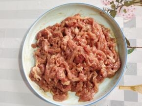 瘦肉洗净先切成片再切成丝，放入料酒，生抽，玉米淀粉，香油搅拌均匀腌制10分钟左右！