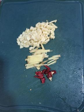 蒜瓣拍碎，生姜切成丝，干辣椒切成段备用！