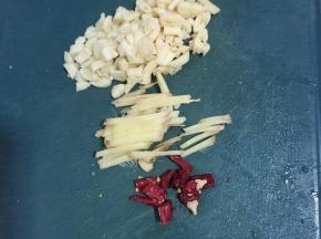 蒜瓣拍碎，生姜切成丝，干辣椒切成段备用！