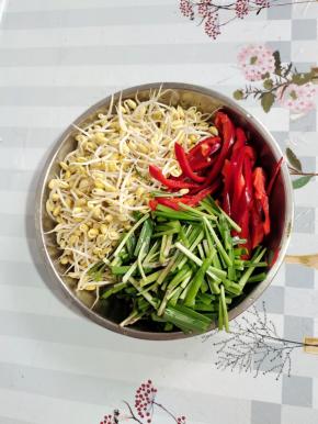 黄豆芽清洗干净沥干水分，红辣椒切成丝，韭菜切成段备用！