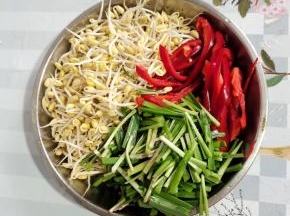 黄豆芽清洗干净沥干水分，红辣椒切成丝，韭菜切成段备用！