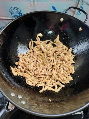 起锅烧油，放入腌制好的肉丝炒至肉丝变色，盛出备用！