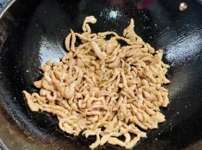 起锅烧油，放入腌制好的肉丝炒至肉丝变色，盛出备用！