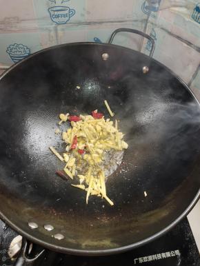 起锅烧油，放入生姜，蒜瓣，干辣椒爆香！