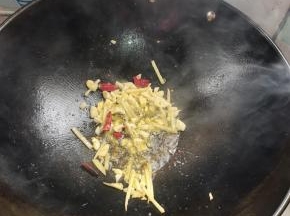 起锅烧油，放入生姜，蒜瓣，干辣椒爆香！