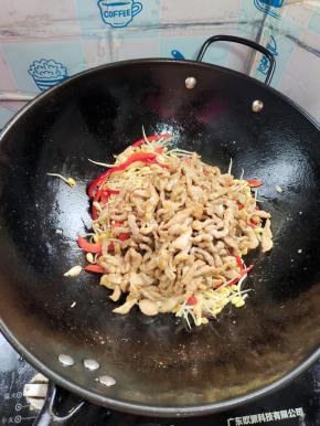 放入炒好的肉丝，翻炒均匀！