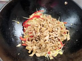 放入炒好的肉丝，翻炒均匀！