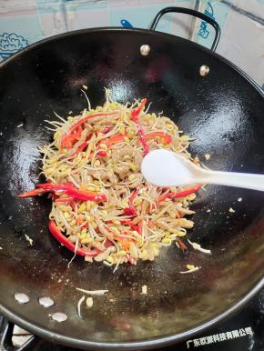 放入一勺盐调味儿！