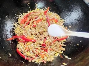 放入一勺盐调味儿！