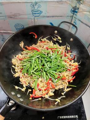 放入韭菜段翻炒均匀！
