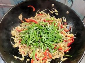 放入韭菜段翻炒均匀！