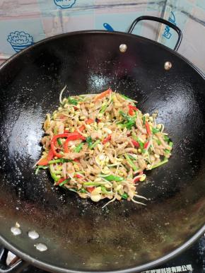 起锅前放入适量的鸡精翻炒均匀即可！