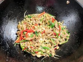 起锅前放入适量的鸡精翻炒均匀即可！