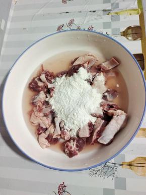 鸭剁成小块，加入适量的清水，再加入适量的面粉，抓拌均匀，再用清水多清洗几遍！（这样能有效的祛除血腥味儿！）