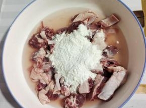 鸭剁成小块，加入适量的清水，再加入适量的面粉，抓拌均匀，再用清水多清洗几遍！（这样能有效的祛除血腥味儿！）