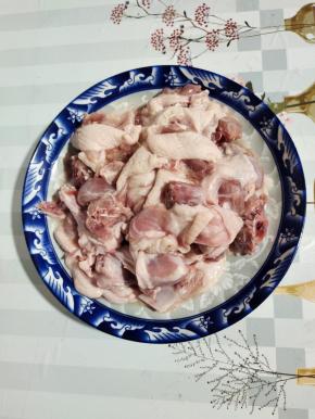 洗干净的鸭肉捞出沥干水分备用！