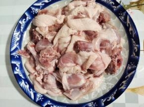 洗干净的鸭肉捞出沥干水分备用！